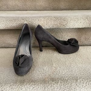 Tahari Gray suede heel- Size 8